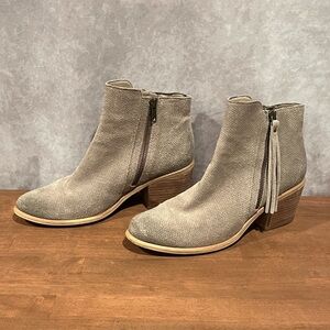 Hinge Textured Gray Suede Ankle Booties with fringe size 8.5